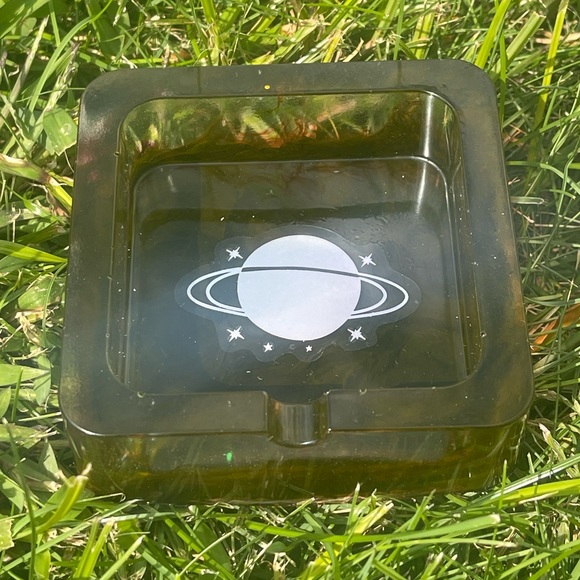Resin made ash tray with alcohol ink - Picture 1 of 5